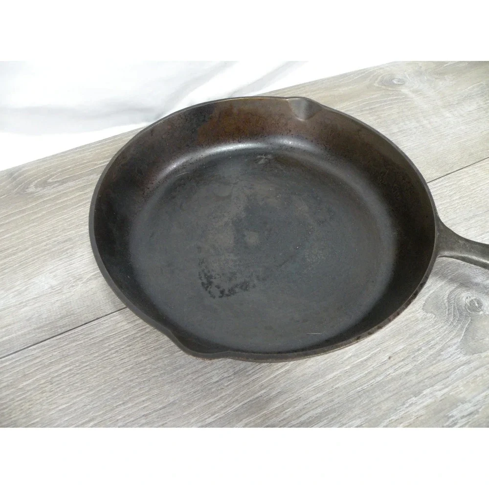 Cast Iron Skillet No. 8 Black Flat Cooking Surface Dual Pour Spouts